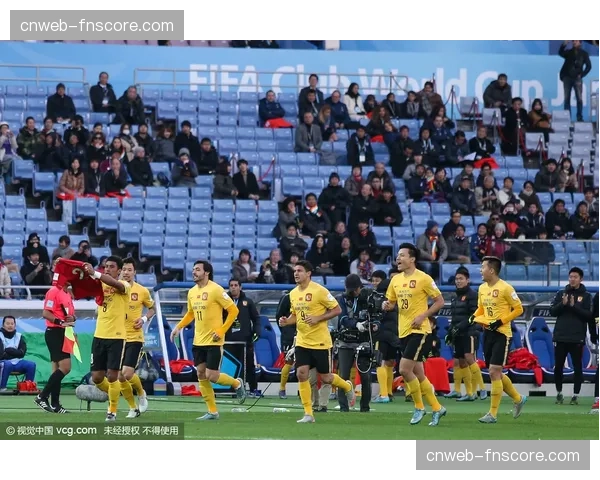 “突发：卢顿对阵诺丁汉森林比赛中，因球迷投掷杂物中断五分钟”